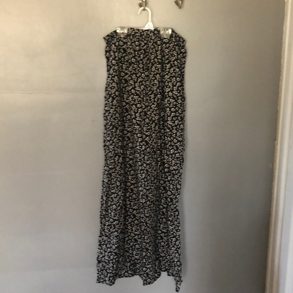 High waisted black skirt with white flowers